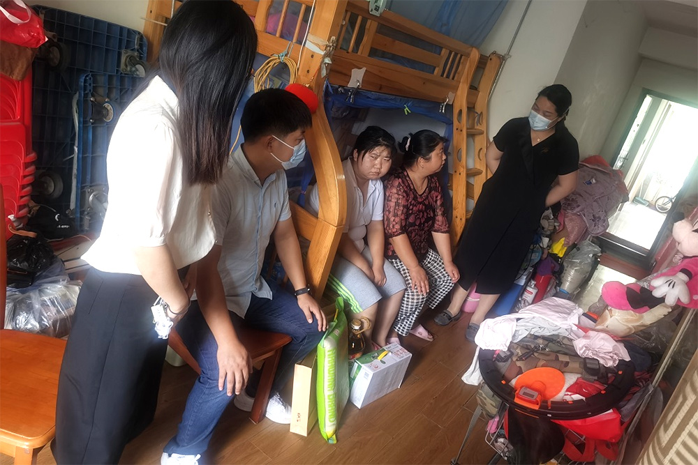 世誠評估黨支部開展“中秋走訪慰問困難戶，扶貧幫困暖人心”主題黨日活動